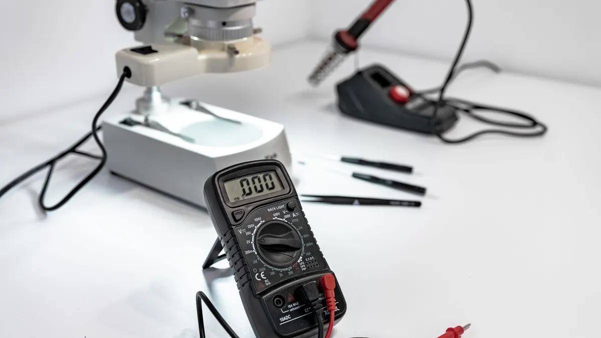 Batterie d'ordinateur portable démontée sur un plan de travail de technicien